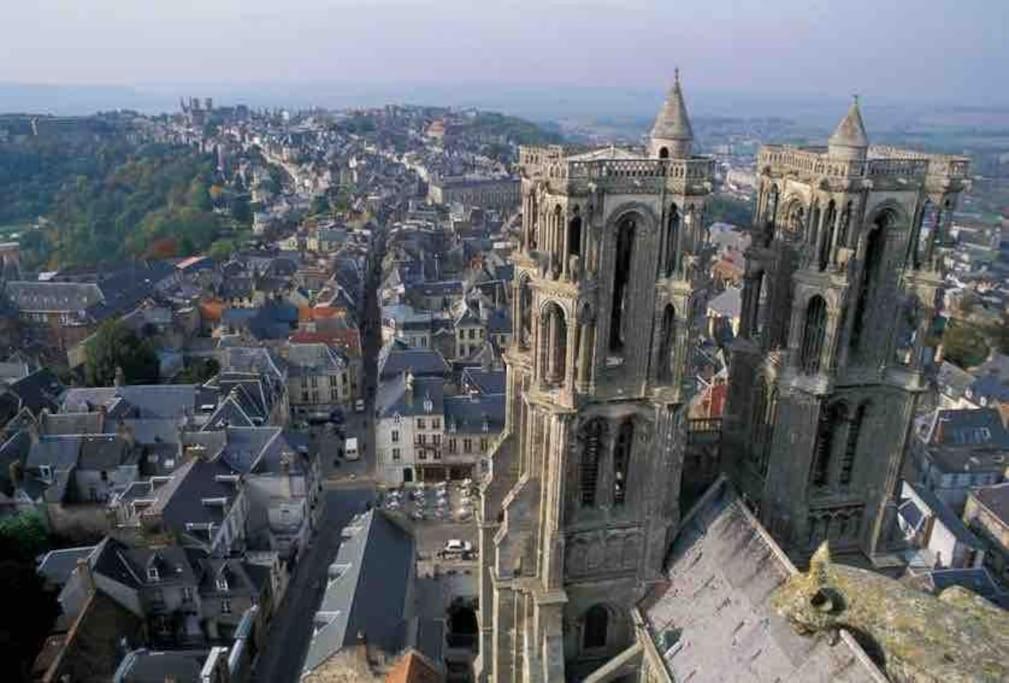 Suite De Charme Au Pied De La Cathedrale Laon Exterior foto