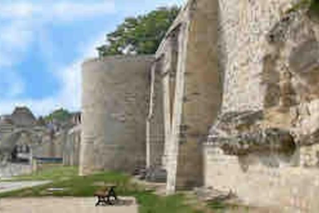 Suite De Charme Au Pied De La Cathedrale Laon Exterior foto